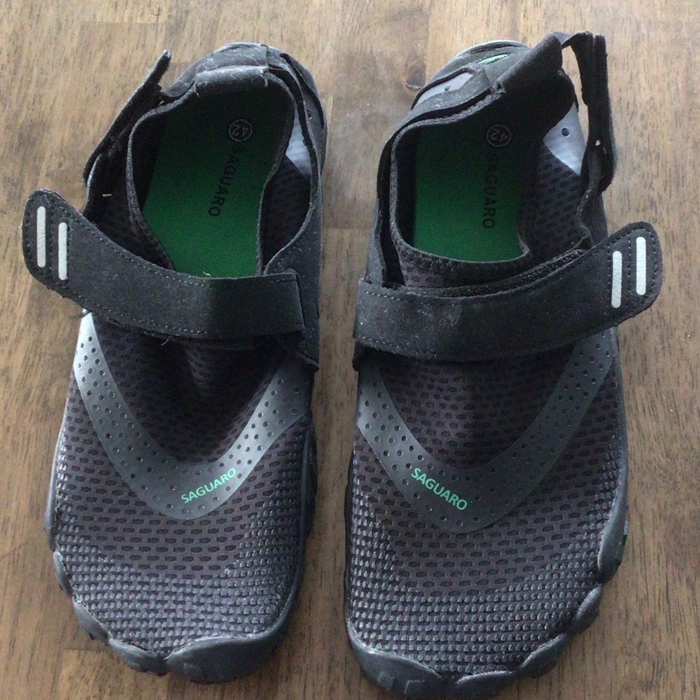 Saguaro Black water reef barefoot shoes Sz 42  Women 10.5/11 Men 8.5/9